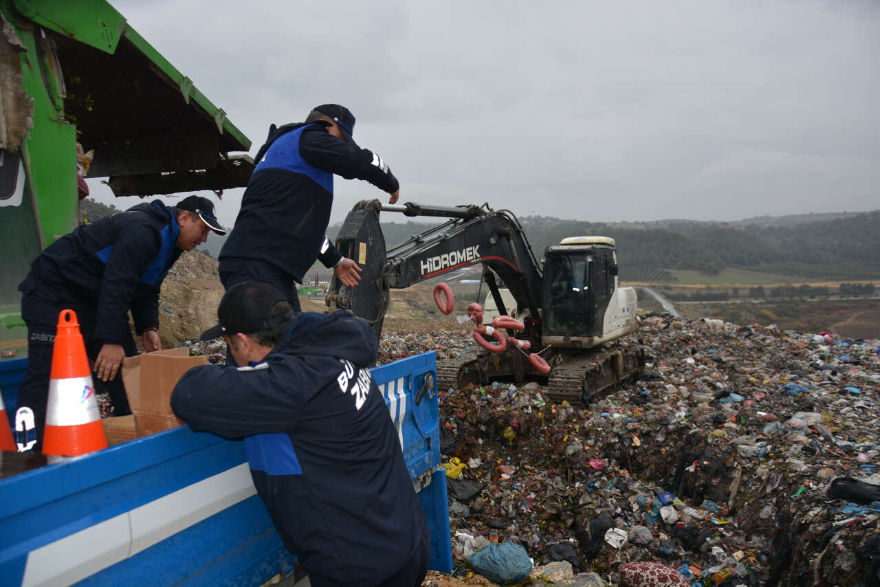 Mersin’de otobüsle taşınan sucuk ve çiğköfteye el konuldu 5